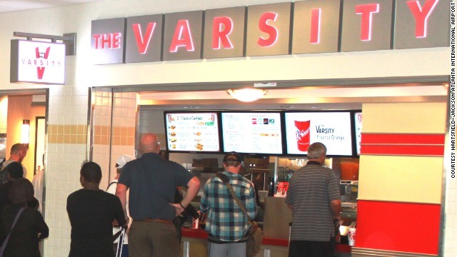 Nhà hàng The Varsity tại sân bay quốc tế Hartsfield- Jackson Atlanta. Quán ăn này là sự lựa chọn tuyệt vời cho du khách có một bữa ăn ngon miệng khi đang chờ chuyến bay của mình. Nhà hàng cung cấp những món ăn nhanh khá hấp dẫn như bánh mỳ kẹp xúc xích – pho mát, bánh đào chiên, nước sođa cam…